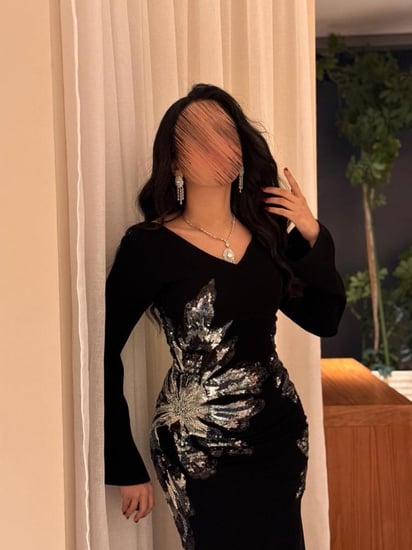 فستان سهرة أسود أنيق يجسد قوة الأنوثة وسحر التفاصيل