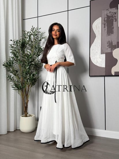 جلابية أنيقة بتصميم راق يجمع بين البساطة والفخامة