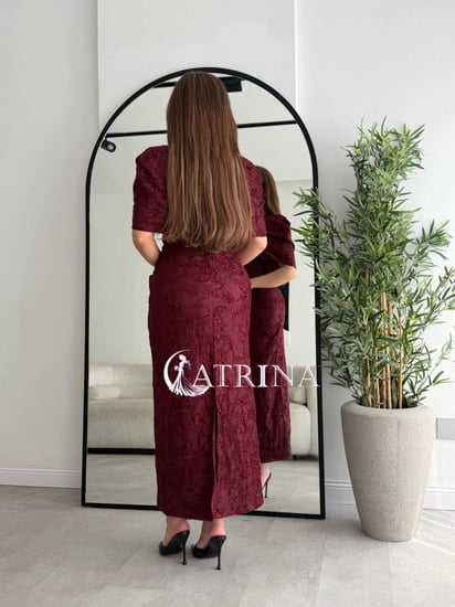 فستان خمري دانتيل بتصميم كاب أنيق وقصة محددة