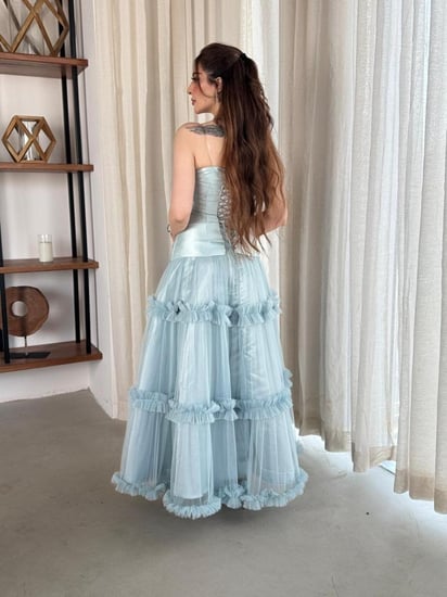 فستان سهرة أزرق سماوي منفوش بزهور ثلاثية الأبعاد
