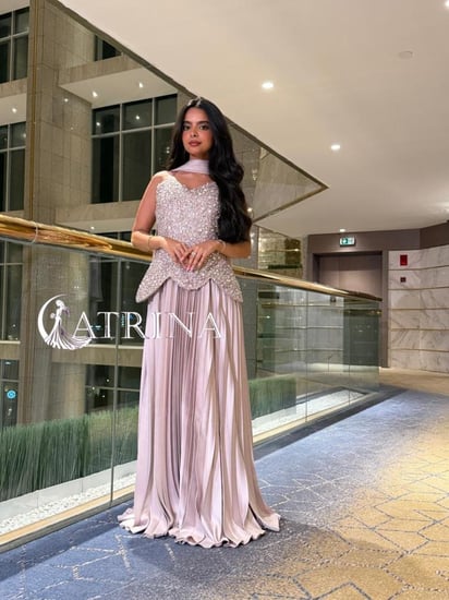 فستان سهرة بلون شامبين وردي بتطريز فاخر