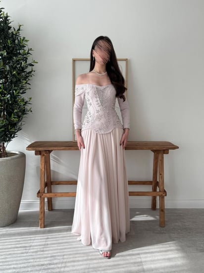 فستان الباستيل الملكي بأكتاف ساقطة وتطريز يدوي