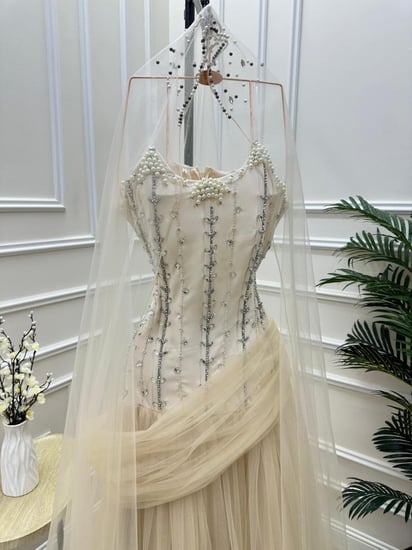 فستان سهرة فخم بشال