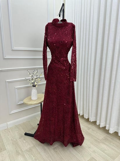 فستان سهرة عنابي لامع مطرز بالكامل بالترتر