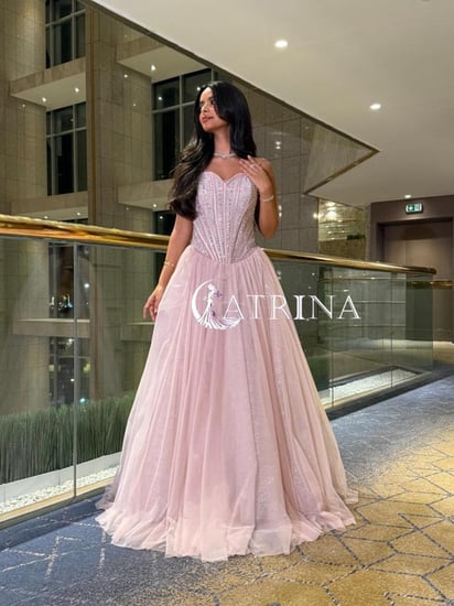 فستان سهرة وردي فاتح بتصميم كورسيه وتنورة تول فاخرة