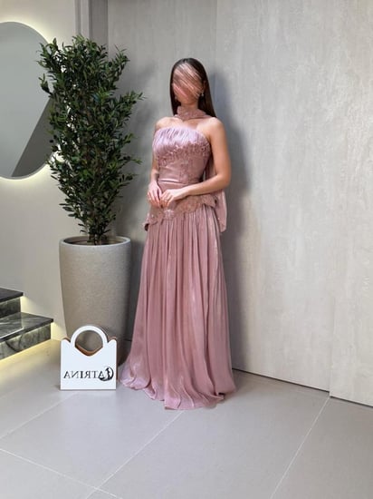 فستان سهرة طويل بلون وردي  بتفاصيل تطريز ووشاح أنيق