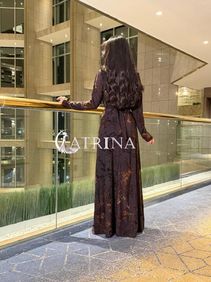 فستان سهرة بني داكن بطبعات مخملية وحزام مرصع