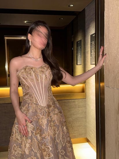 فستان سهرة بتصميم كورسيه فاخر وتطريز ذهبي ملكي