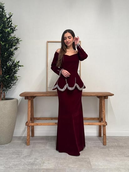 فستان سهرة راق بلون عنابي مخملي عميق