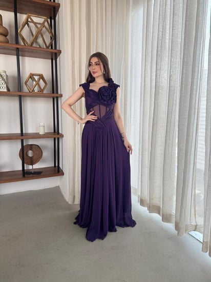فستان البنفسج الملكي بتفاصيل الوردة الثلاثية والتصميم الشفاف العصري