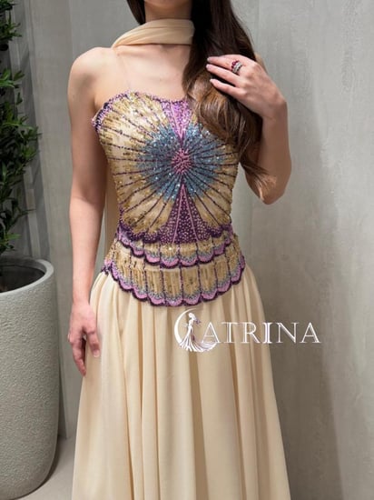 فستان سهرة بيج بتطريز فاخر متعدد الألوان مع شال أنيق