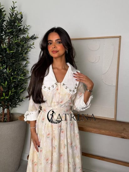 فستان ميد مشجر بياقة مطرزة .