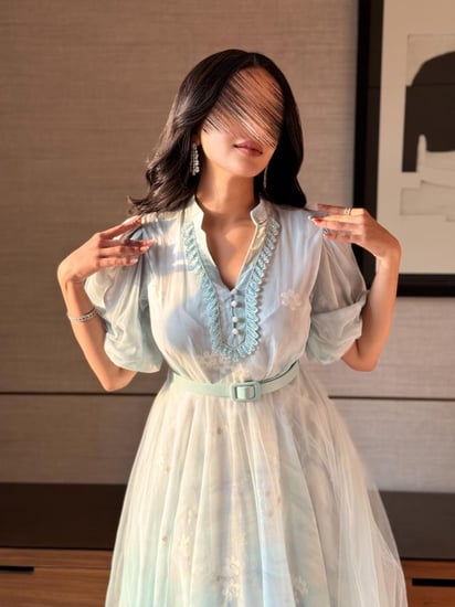 فستان ميد مطرز حديث وراقي.