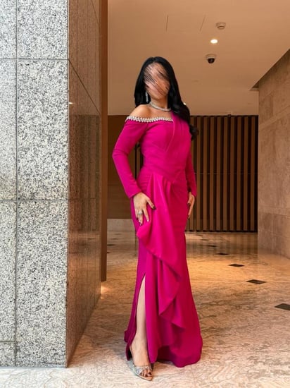 فستان سهرة فخم فوشي يجمع بين الرقي والأنوثة في تصميم واحد