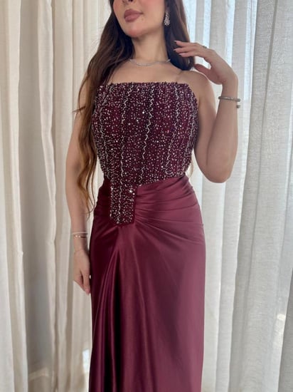 فستان سهرة عنابي بصدرية مطرزة ولمسة ساتان