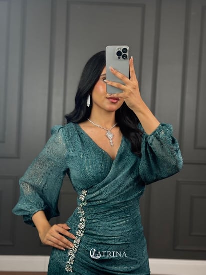 فستان مشجر طويل مزين بكرستال لونين .