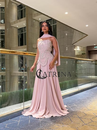 فستان سهرة حمي بتطريز لؤلؤي فاخر وتنورة انسيابية