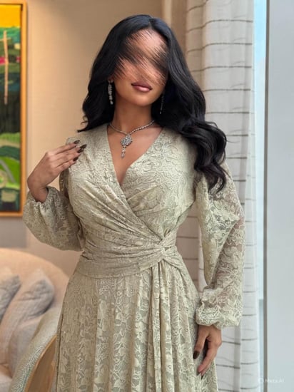 فستان دانتيل لف بتصميم أنثوي أنيق