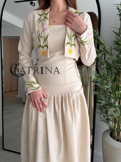 فستان بيج مطرز مع بوليرو بتفاصيل زهرية أنثوية