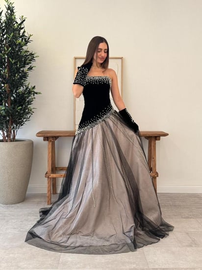 فستان سهرة فاخر بلمسة لؤلؤية على فخامة المخمل