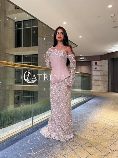 فستان سهرة شامبين وردي بتطريز لامع وتنورة بليسيه