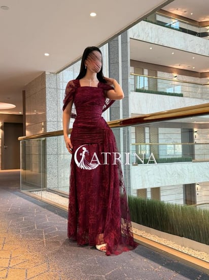 فستان نبيذي دانتيل كلاسيك بتفاصيل درابية