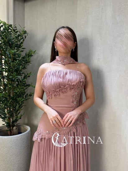 فستان سهرة طويل بلون وردي  بتفاصيل تطريز ووشاح أنيق