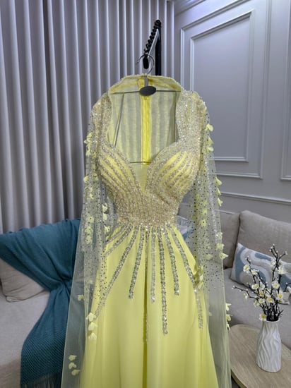 فستان سهرة أصفر فخم بتطريز لامع مع كاب شفاف