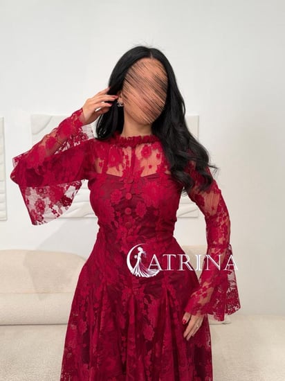 فستان دانتيل خمري بتصميم أنثوي فاخر