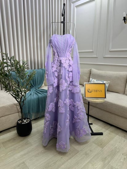 فستان سهرة فخم باللون البنفسجي الفاتح يجمع بين النعومة والفخامة