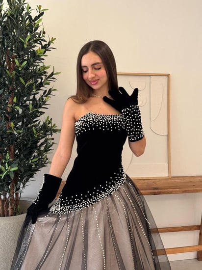 فستان سهرة فاخر بلمسة لؤلؤية على فخامة المخمل
