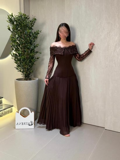 فستان سهرة بني بتصميم كورسيه وأكمام دانتيل