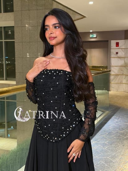 فستان سهرة أسود بتصميم أوف شولدر وتطريز لامع