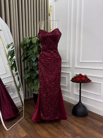 فستان سهرة تل مطرز عنابي.