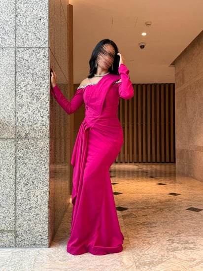 فستان سهرة فخم فوشي يجمع بين الرقي والأنوثة في تصميم واحد