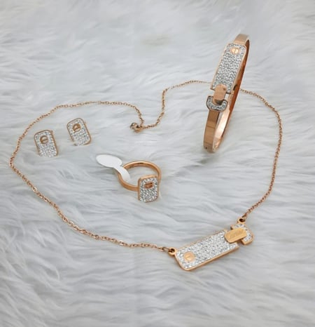 أطقم نسائية نحاسية