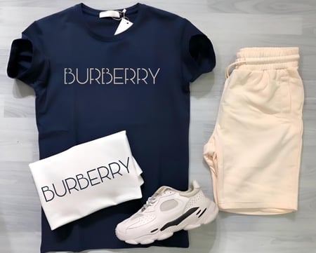 طقم رجالي BURBERRY كاجوال يتضمن تيشيرت كحلي وشورت سكري مع شوز رياضي أب