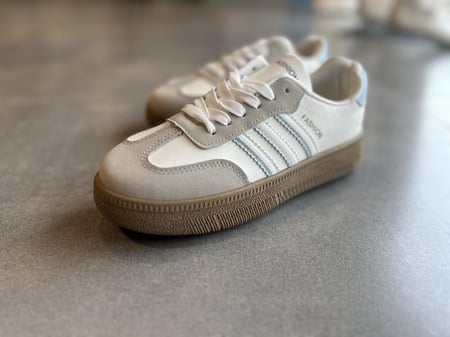 حذاء رياضي رجالي بلون أبيض مع شريط رمادي - تصميم عصري وأنيق مثالي للار