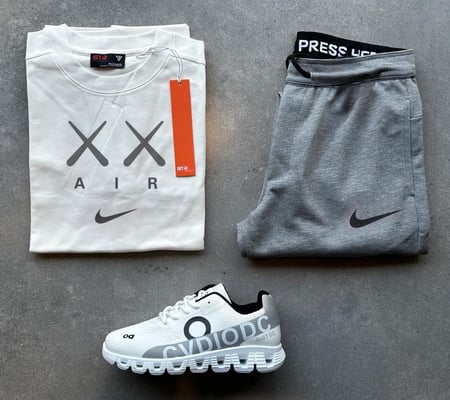 طقم  NIKE  رجالي تيشيرت ابيض و بنطلون رصاصي رياضي مريح  ماركة نايك