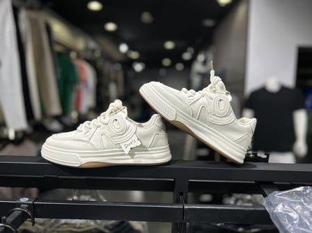 حذاء نسائي رياضي مريح موضه واناقه فاشن حصري بيج وابيض دعسه مريحة للقدم