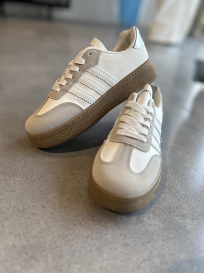 حذاء رياضي نسائي ورجالي  أبيض كلاسيكي بنعل بني تصميم أنيق ومريح