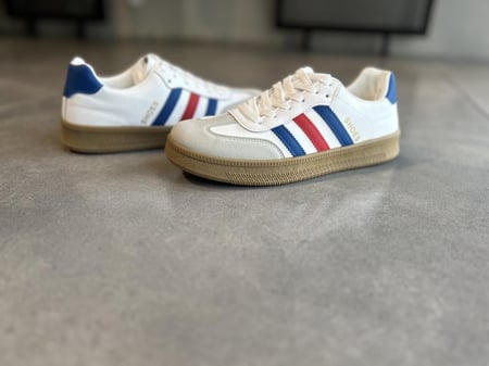 حذاء سامبا رياضي أبيض كلاسيكي مع خطوط زرقاء وحمراء أحذية رجالية