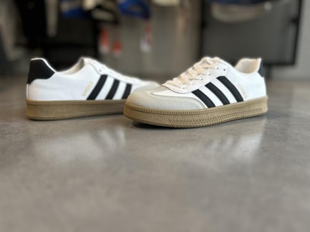 شوز رياضي أبيض أنيق بتصميم كلاسيكي مع خطوط جانبية سوداء اديداس سامبا