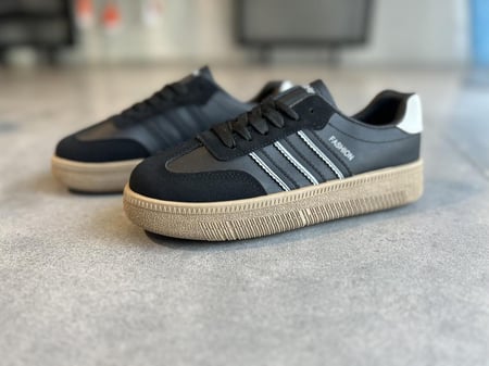 شوز رياضي أسود كلاسيكي بنعل بني تصميم أنيق ومريح