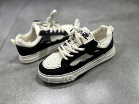 حذاء نسائي رياضي