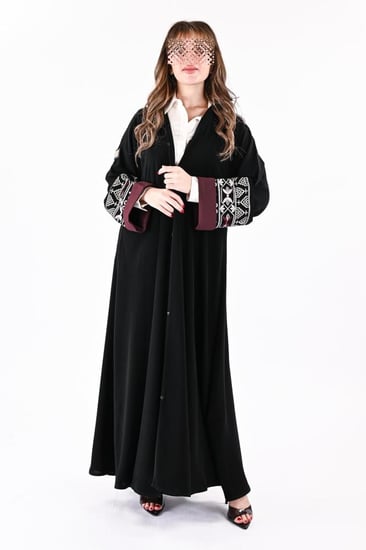 عباية كريب بتطريز ملون