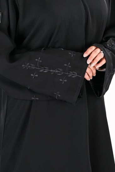 عباية كريب بتطريز اسود
