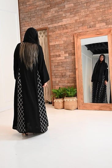 عباية بلاك بيري كلوش بتطريز أبيض