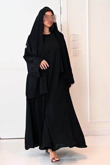 عباية بتطريز أسود على الأكمام