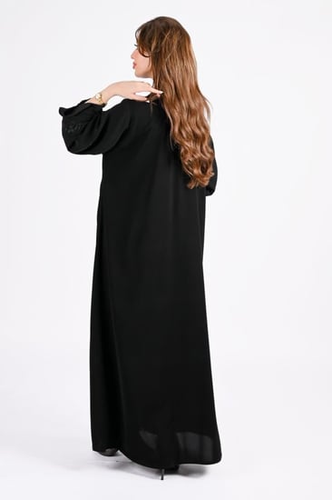 عباية كريب بتطريز أسود